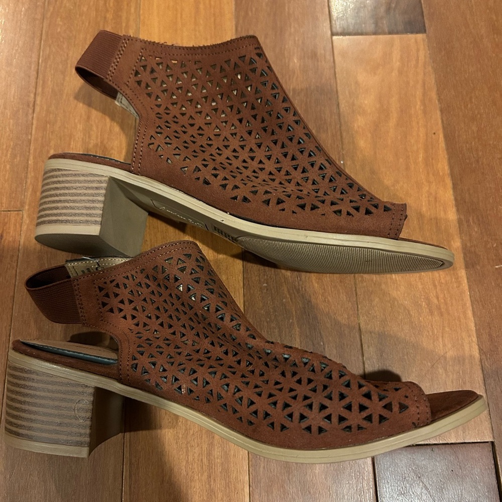 Womans American Eagle Faux Suede Perforated Peep toe Low Chunky heels Size 8.5 - Picture 4 of 7
